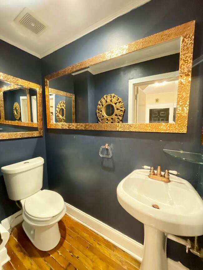 Building Photo - FIVE POINTS