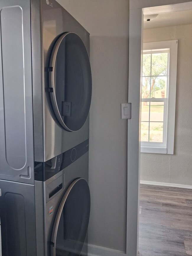 Building Photo - Cute Updated One Bedroom Near Park & Schools!  Pets Welcome!