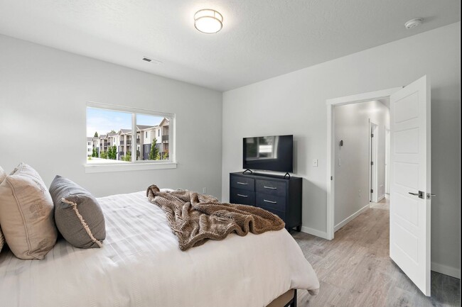 Building Photo - Boise 3 Bed 2.5 Bath 2 Car Garage Townhome AVAILABLE NOW!  $500 RENT CREDIT AT MOVE IN!