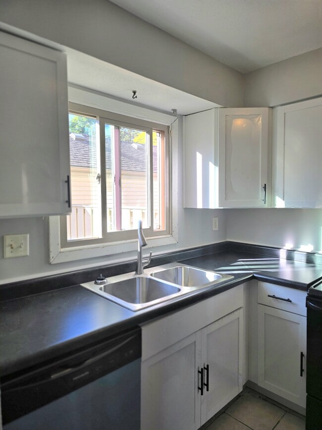 Building Photo - 1551 N Oberlin Cir