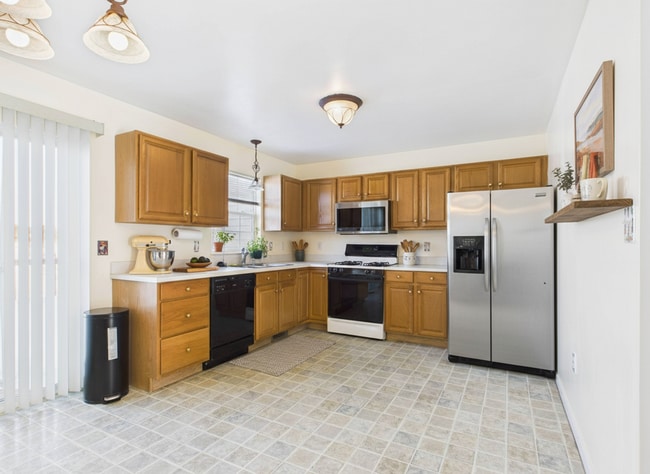 Building Photo - Central York Schools! Beautiful 3 Bed, 3 Bath Townhome!!