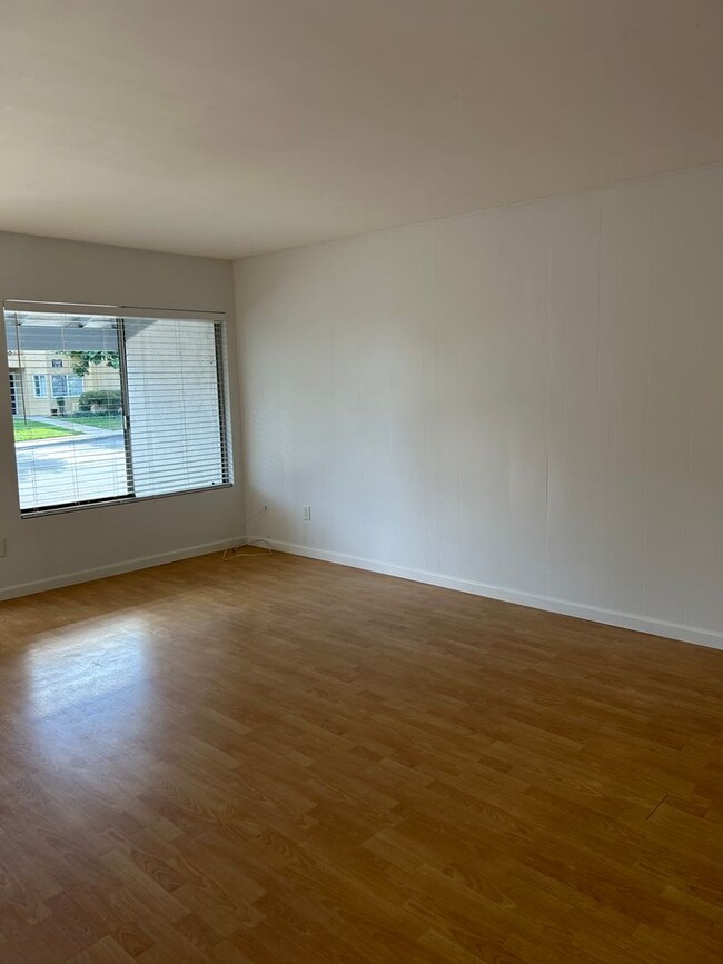 Building Photo - Poway 3 Br 2 ba - Central location - EZ Fr...