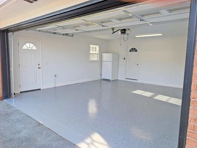 Building Photo - 103 Cherry Ave