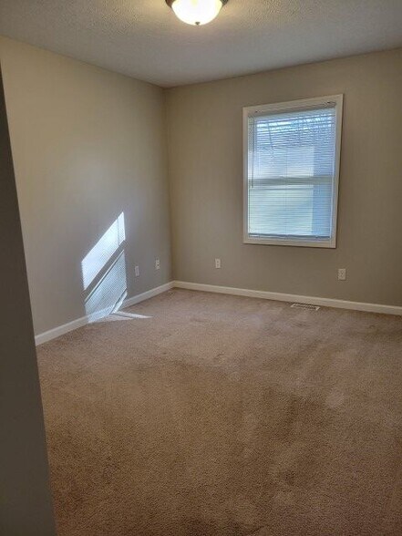 Building Photo - 1915 N Blackfoot Dr