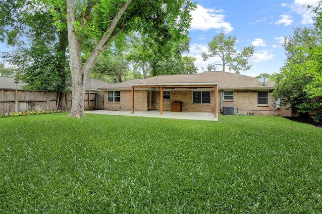 Building Photo - 9829 Larston St