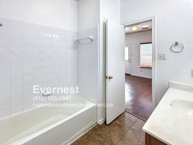 Building Photo - Charming 3-Bedroom Home in a Convenient Ne...