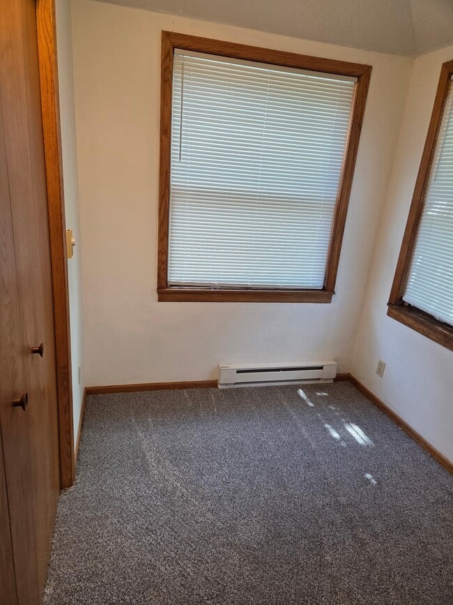 Building Photo - 979 Victoria St N