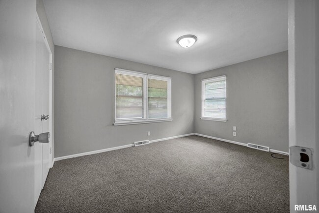 Building Photo - 1407 W Sunnyview Dr