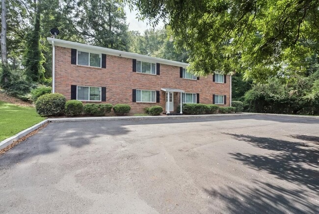 Building Photo - 2430 Coosawattee Dr NE