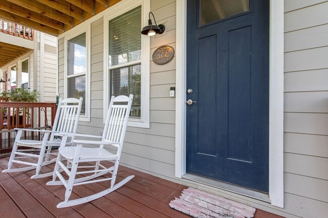 Building Photo - Available Now! 4 Bed, 3.5 Bath, Convenient...