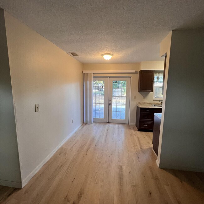 Building Photo - 2532 Stratford Dr