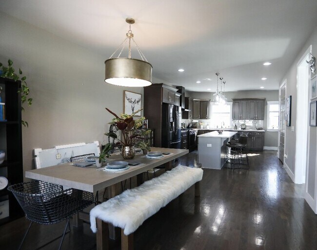 Building Photo - 3 Bed, 3.5 Bath Home w/ 2 Car Garage and Lake Views