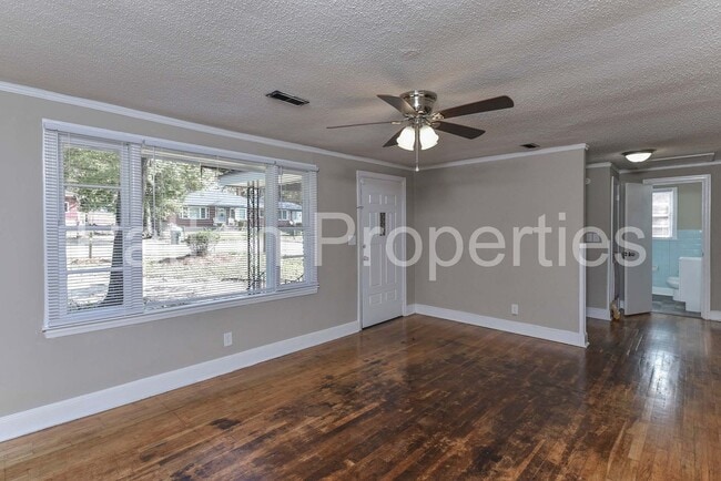 Building Photo - Belmont Home
