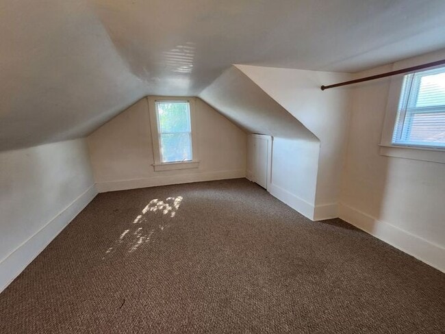Building Photo - Cute 3 Bedroom Close to Shopping