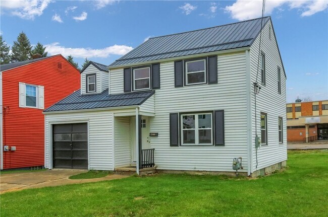 Building Photo - 740 Pershing St