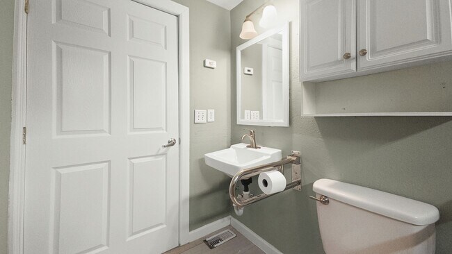 Building Photo - Rambler with Adult Family Home Certification – 3 Bed, 1 Bath + Additional Living Spaces