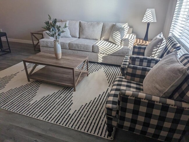 Building Photo - 6 Reserve Ct