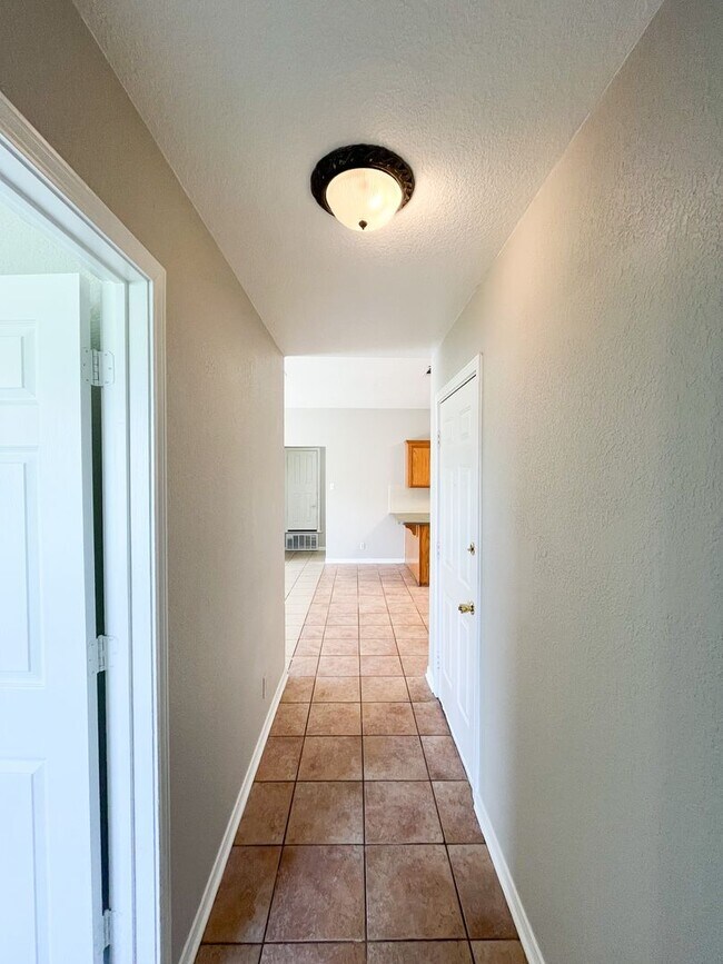 Building Photo - 3207 Raven Dr