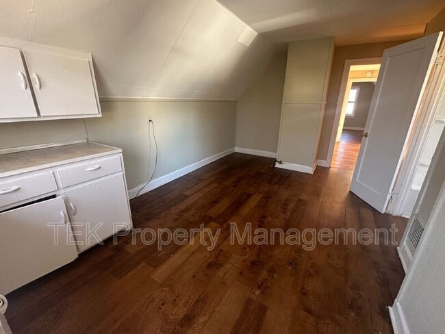 Building Photo - 202 4th St