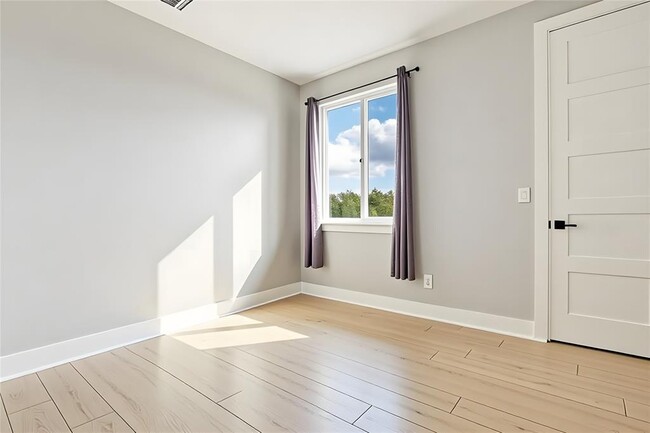 Building Photo - 300 Summit Ridge Dr N