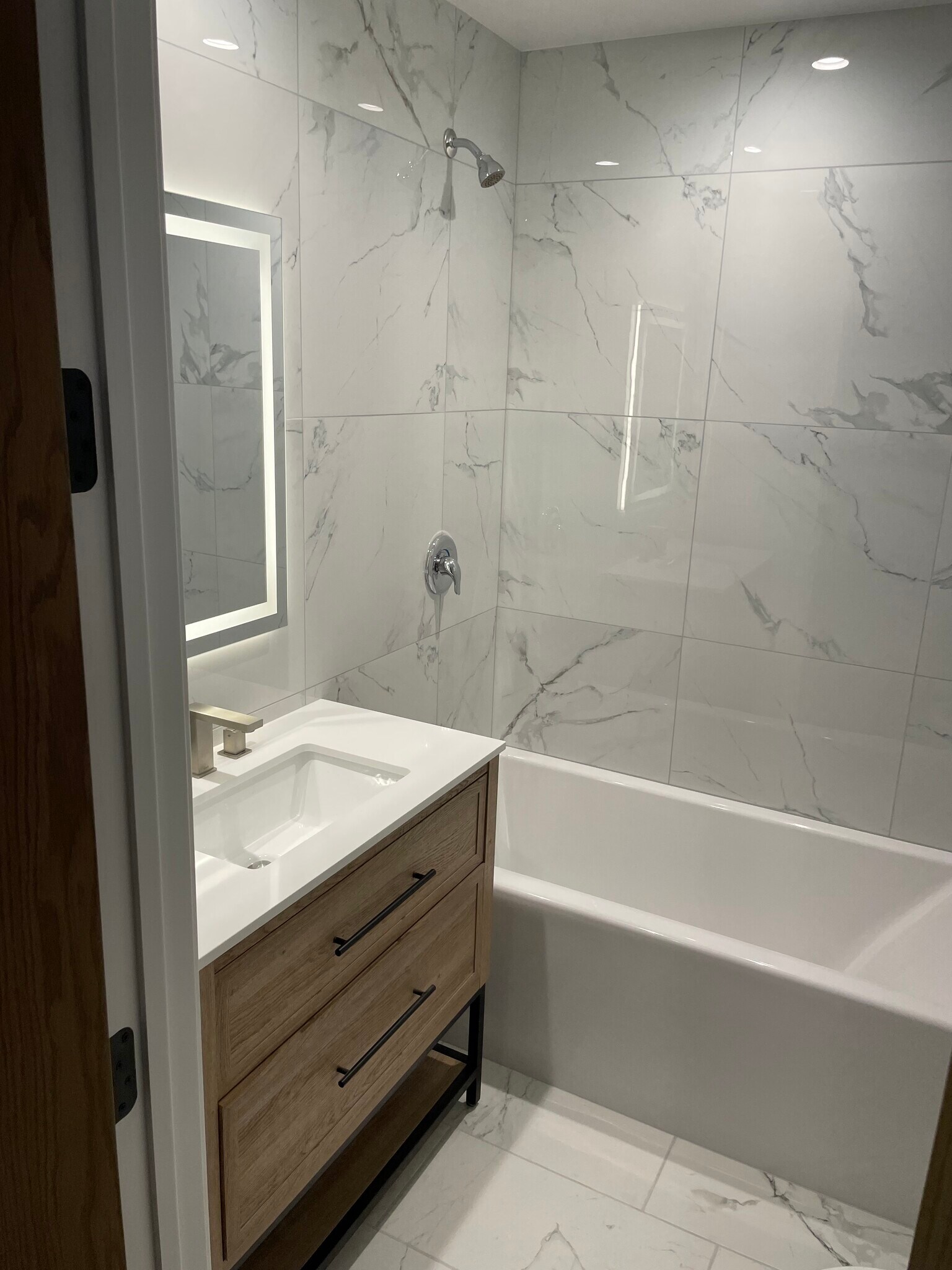 Building Photo - 934 W Diversey Pky