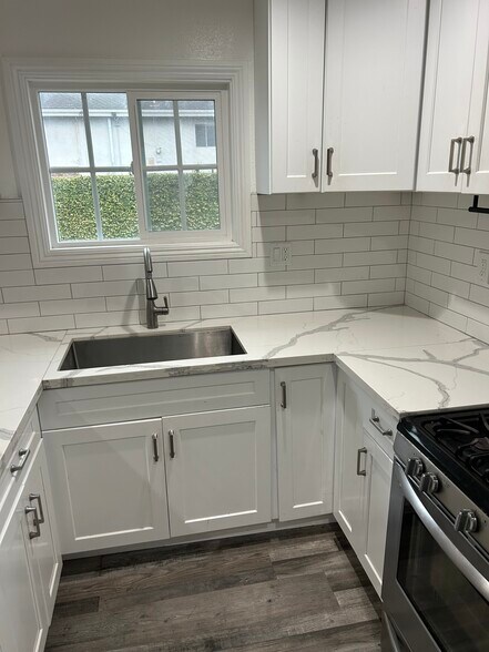 Building Photo - 4600 W 170th St