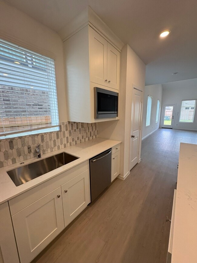 Building Photo - 6419 Seafoam Lake Dr