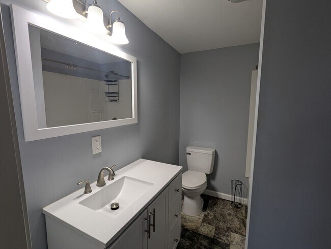 Building Photo - Beautifully renovated 3 bedroom furnished ...