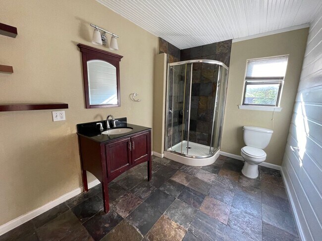 Building Photo - 7bed/6.5bath + 3 car garage and carport