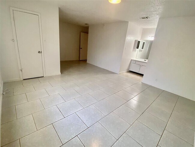 Building Photo - 1202 Meadgreen Dr