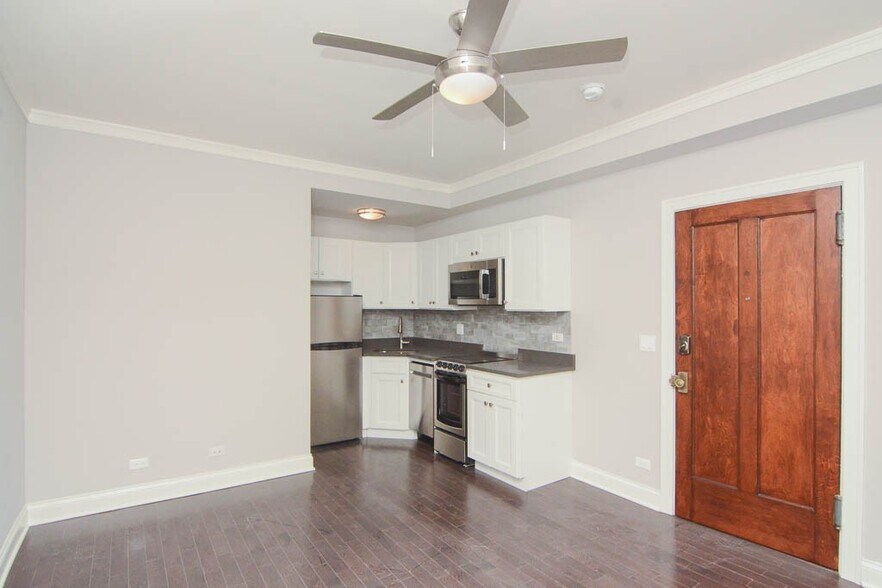 Building Photo - 645 W Wrightwood Ave
