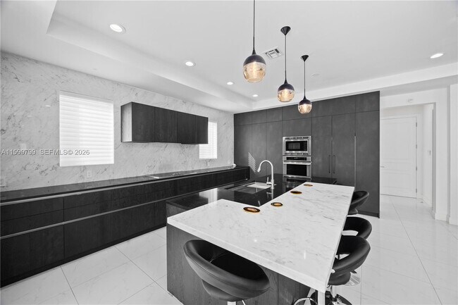 Building Photo - 513 Palm Dr