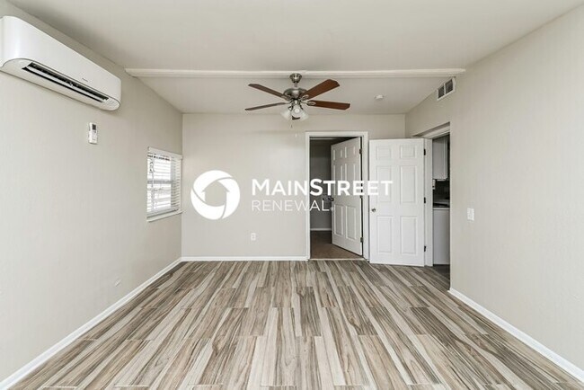 Building Photo - 3 Bedroom Pet-Friendly Home in Tampa, FL with Main Street Renewal