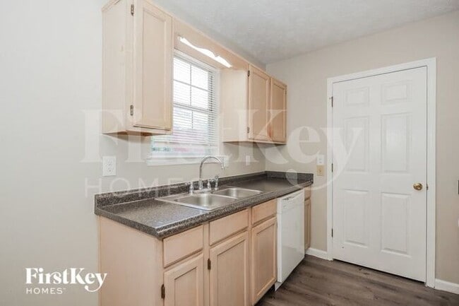 Building Photo - 6165 Pembroke Dr