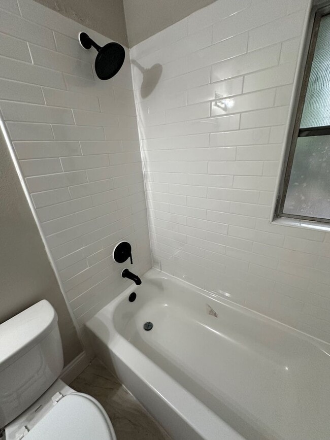 Building Photo - **4/2 BR Single Family home : Available Now