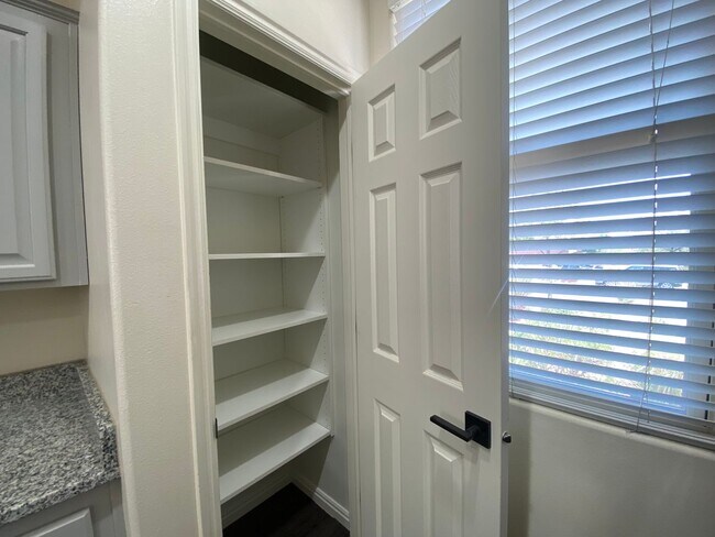 Building Photo - REMODELED TOWNHOME AVAILABLE FOR RENT