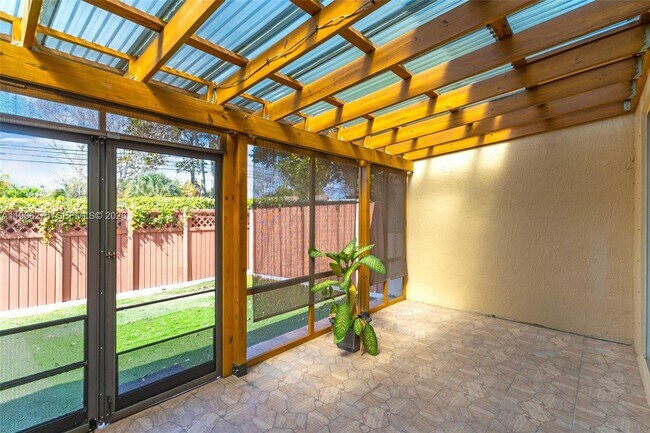 Building Photo - 30 SE 6th Rd