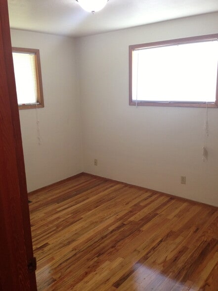 Building Photo - 820 NE Woodcrest Ave