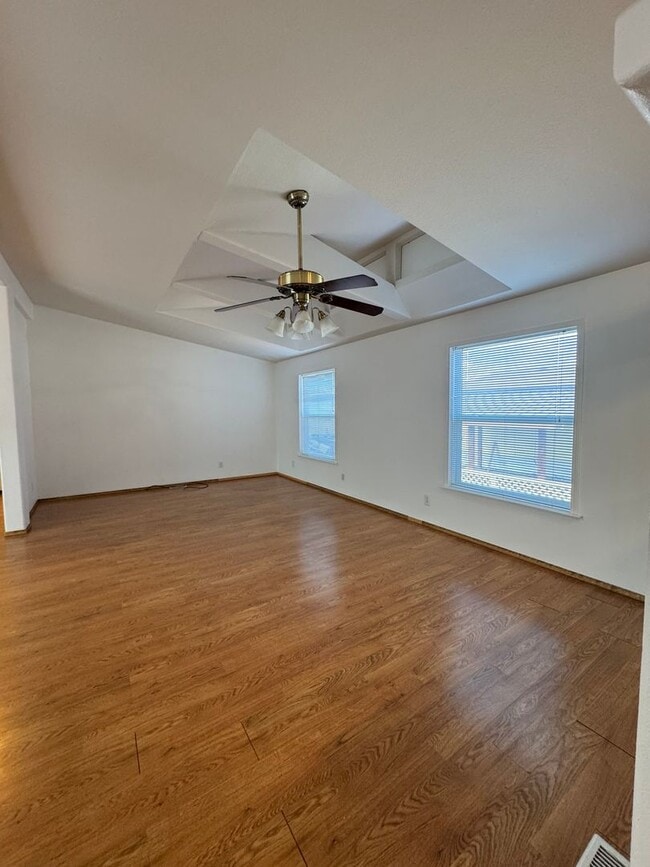 Building Photo - 3 bed 2 bath w/ AC - Water/Sewer included ...