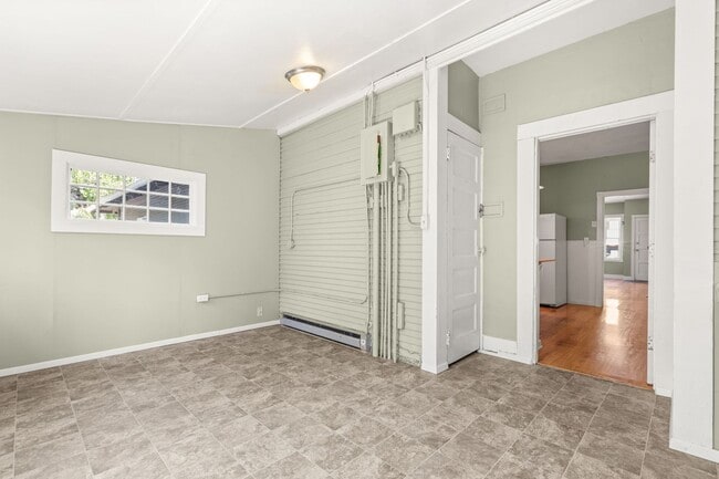 Building Photo - Spacious 3 bedroom, 1 Bath House in Inner SE Portland - Everything Right at Your Doorstep!