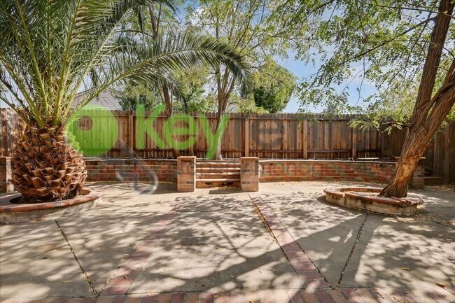 Building Photo - 7956 Robinson Dr