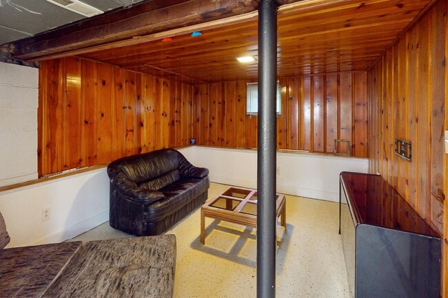 Building Photo - 2002 Ridgemont Rd