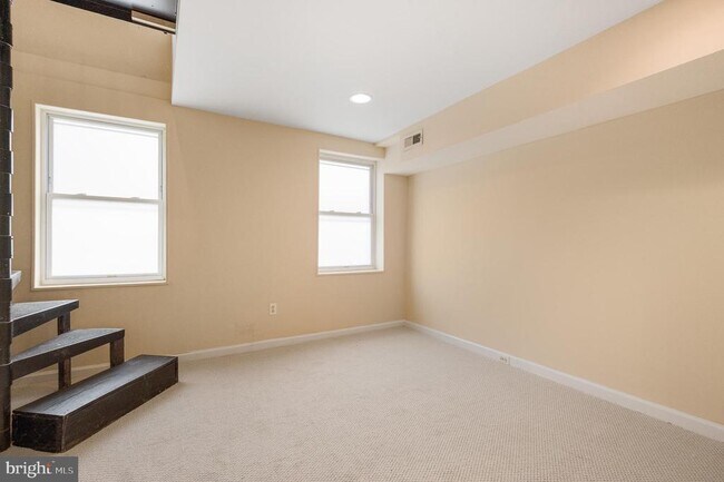 Building Photo - 1123 W Lombard St