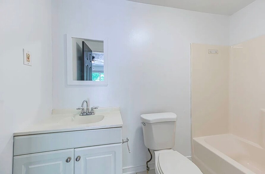 Building Photo - 1208 Louis Ln