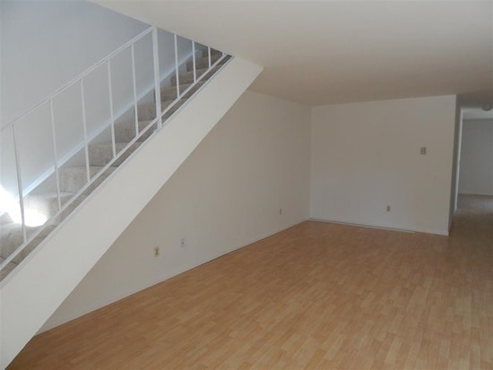 Building Photo - UTC Duplex 1475 Sq Ft 3 bedroom 1.5 ba woo...
