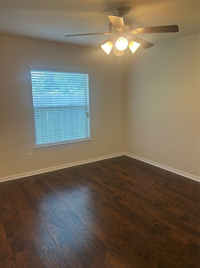 Building Photo - 8407 Broadleaf Ave