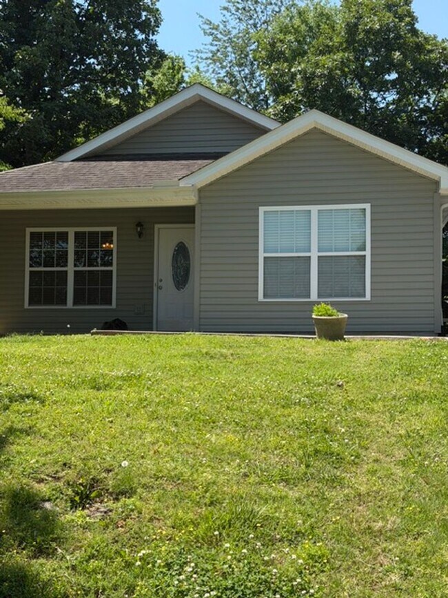 Building Photo - Maryville 37801 - 3 bedroom, 2 bath home - Contact Ed Johnson (865) 924-5045