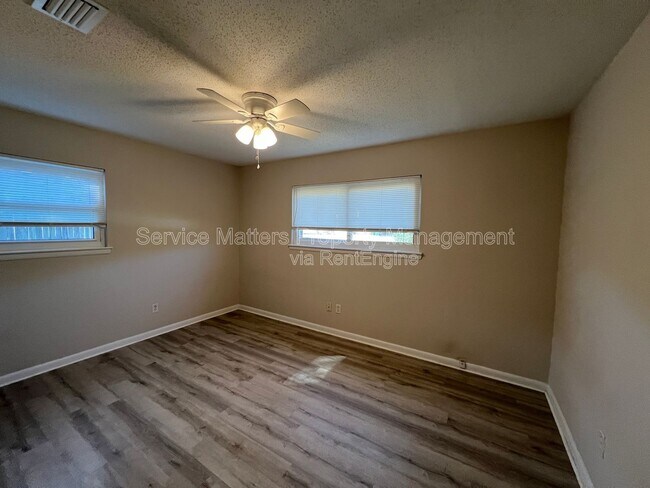 Building Photo - 303 Newcastle Dr