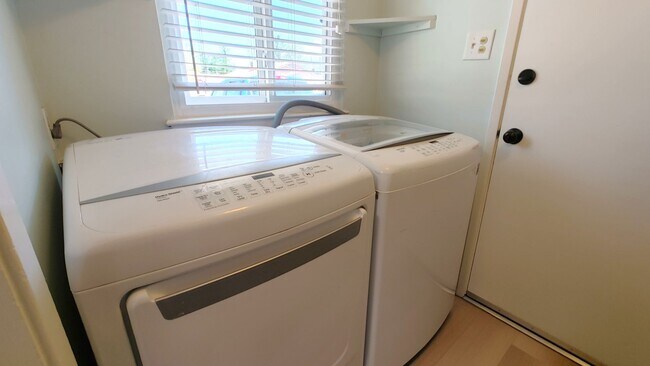 Building Photo - Charming 2 Bedroom House in the SE!