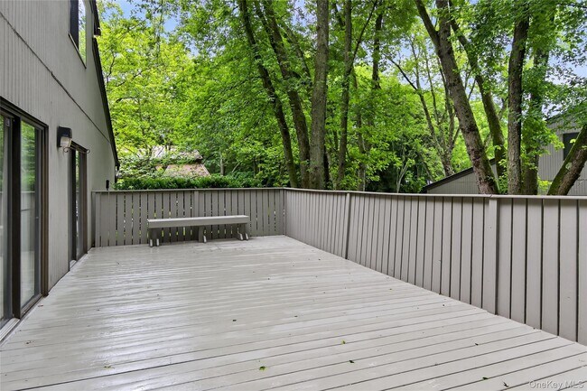 Building Photo - 7 Meadowood Dr